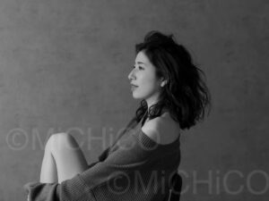 渋谷で撮影したモノクロのナチュラルなプロフィール写真（女性）