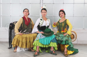 3人の女性のアー写、ドレスを着た女性